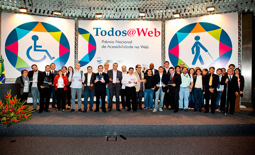 Foto de todos os vencedores da primeira edição do Prêmio Nacional de Acessibilidade na Web