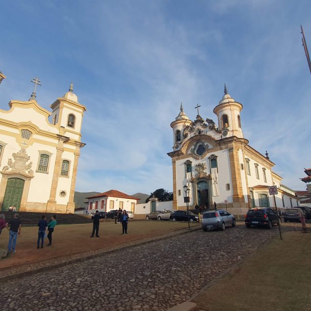 Foto de duas igrejas de Minas Gerais